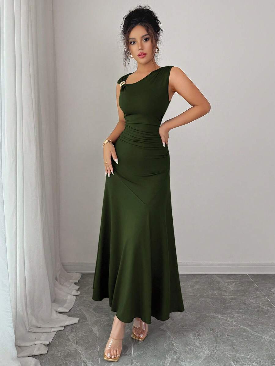 SHEIN Elenzga فستان أخضر بياقة غير متماثلة وطيات على الخصر
