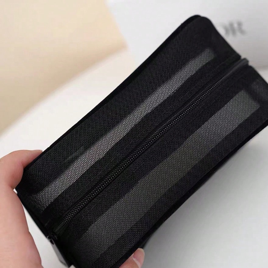 Dior حقيبة مكياج محمولة قماش تارتان أسود بتصميم بسيط