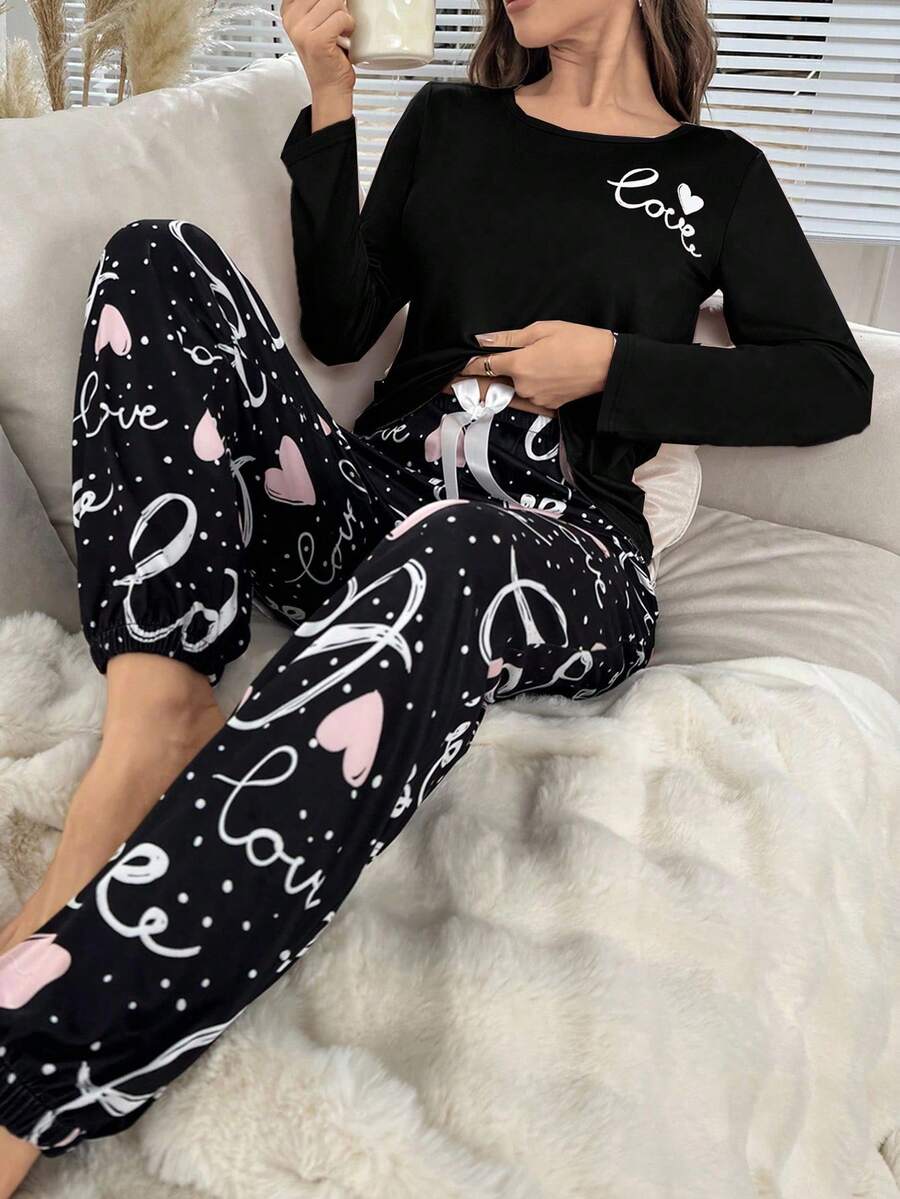 SHEIN طقم بيجامة مزين برسومات قلوب وأحرف أنيقة