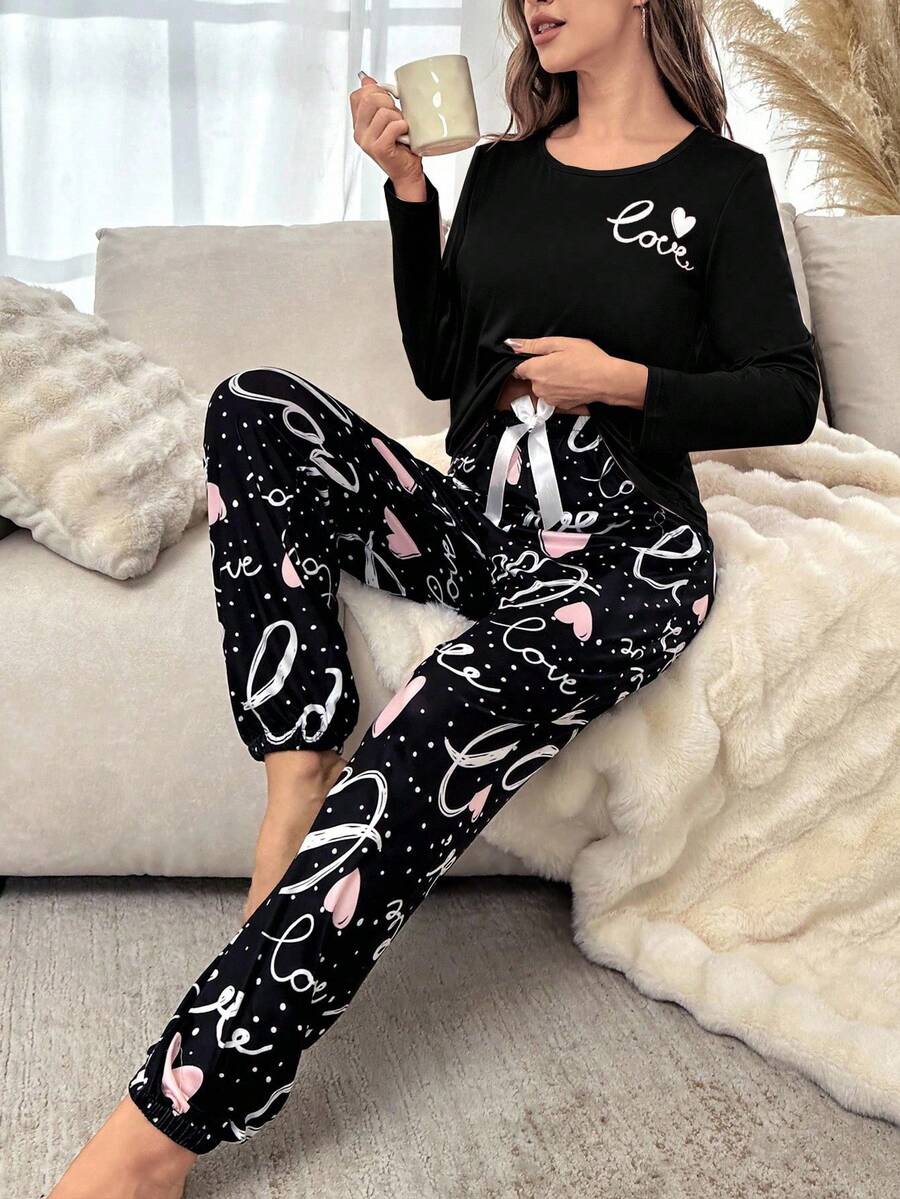 SHEIN طقم بيجامة مزين برسومات قلوب وأحرف أنيقة