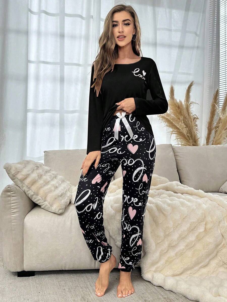 SHEIN طقم بيجامة مزين برسومات قلوب وأحرف أنيقة