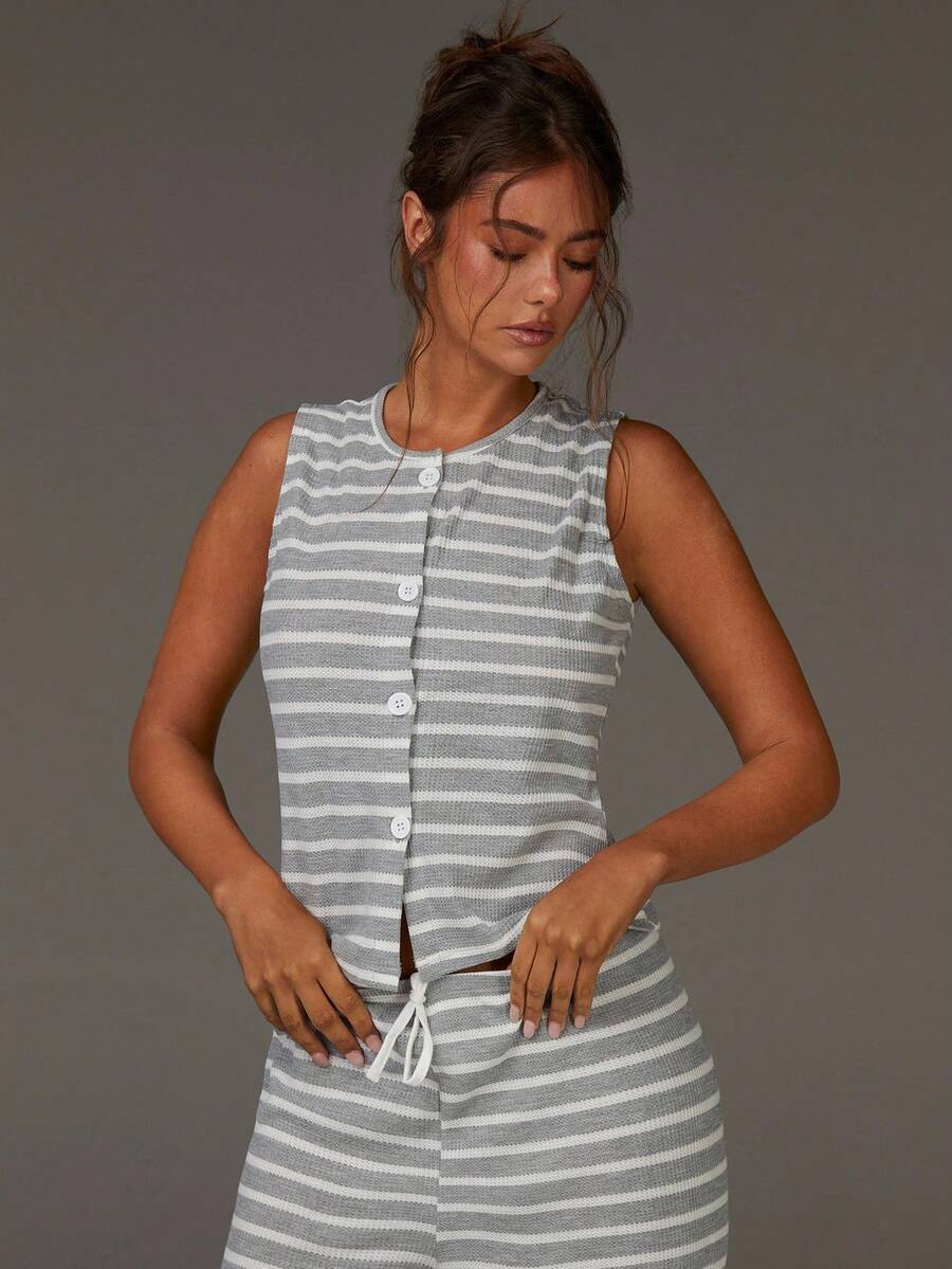 SHEIN طقم بيجامة توب بأزرار أمامية مع بنطال مخطط مريح