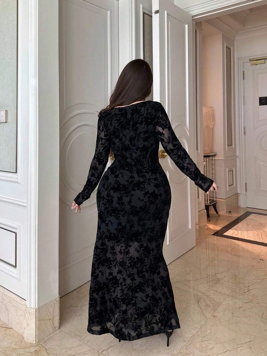 SHEIN Vibekara فستان أسود ضيق طويل الأكمام بنقشة مخملية