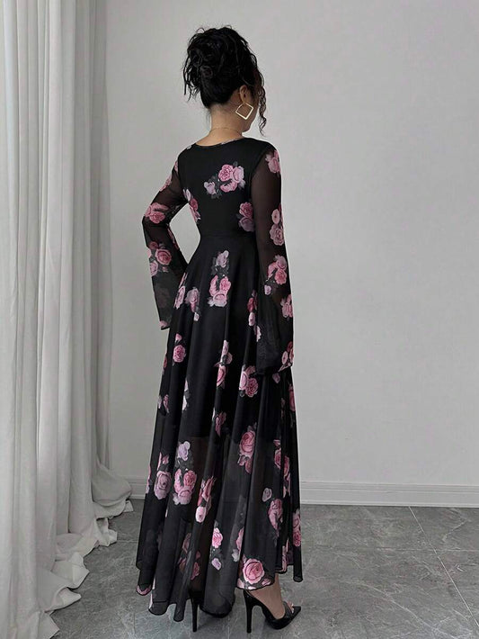 SHEIN Elenzga فستان بطبعة ورد وياقة قلب