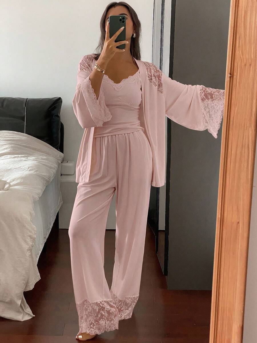 SHEIN DAZY طقم بيجامة 3 قطع روب بتصميم الكشكشة والدانتيل توب كامي وبنطلون