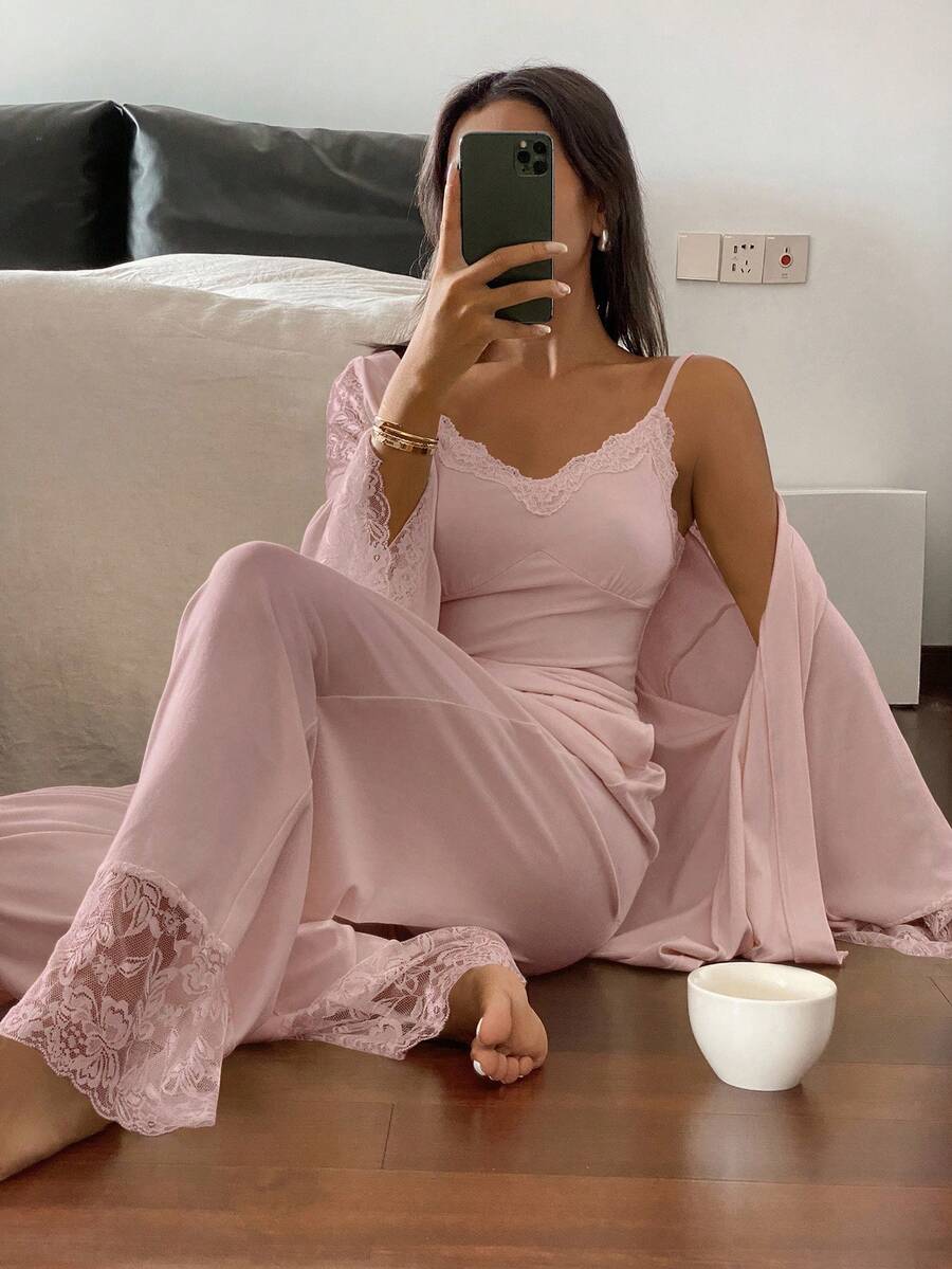 SHEIN DAZY طقم بيجامة 3 قطع روب بتصميم الكشكشة والدانتيل توب كامي وبنطلون