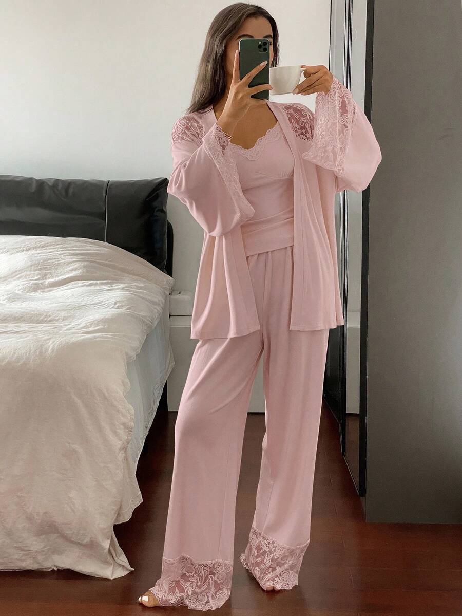 SHEIN DAZY طقم بيجامة 3 قطع روب بتصميم الكشكشة والدانتيل توب كامي وبنطلون