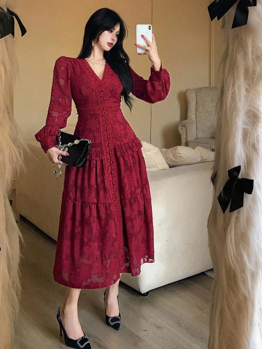 SHEIN فستان أحمر بتصميم دانتيل بكشكشة في الذيل بطول متوسط