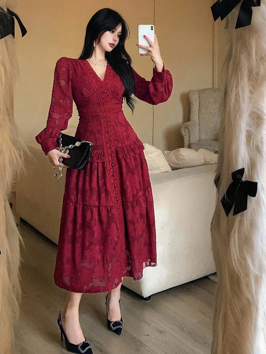 SHEIN فستان أحمر بتصميم دانتيل بكشكشة في الذيل بطول متوسط