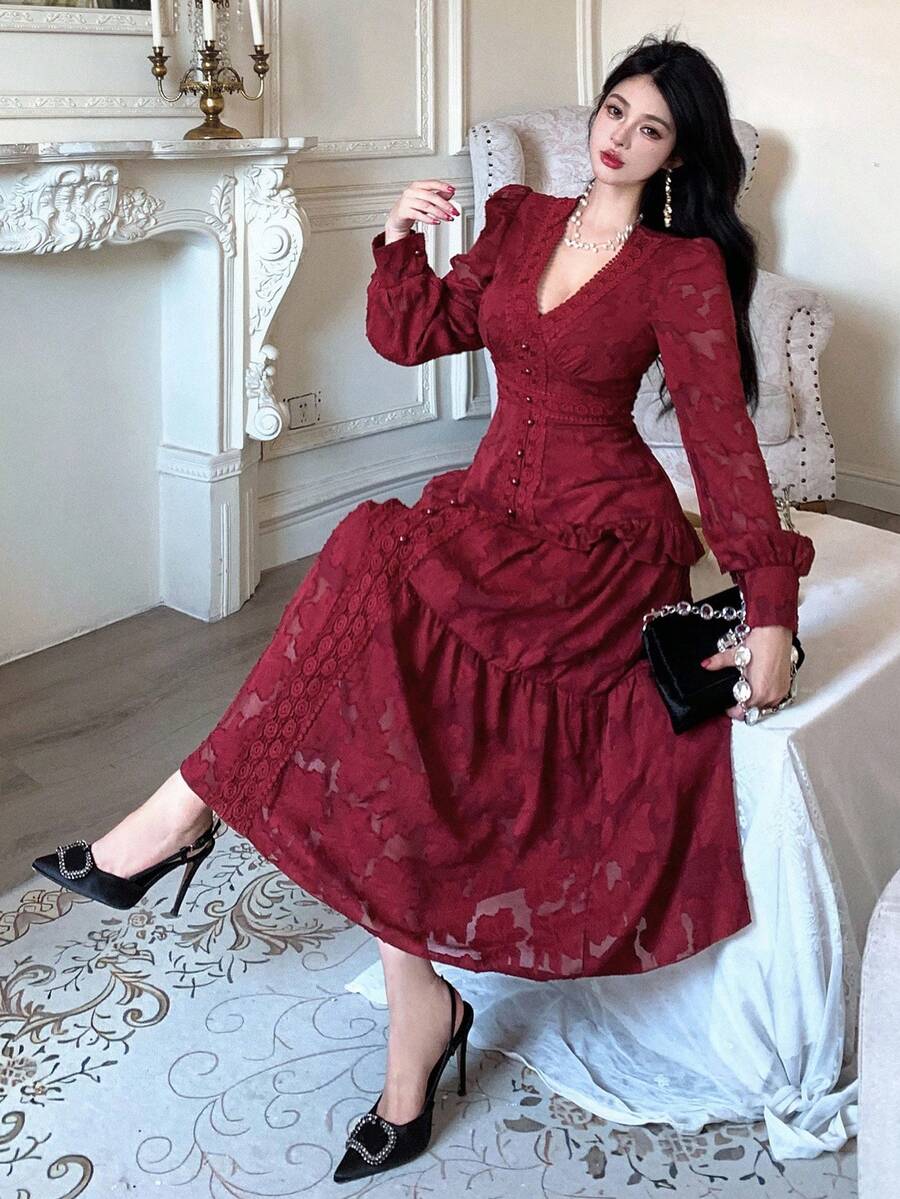 SHEIN فستان أحمر بتصميم دانتيل بكشكشة في الذيل بطول متوسط