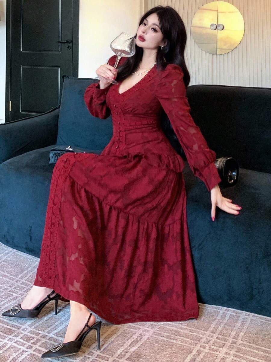 SHEIN فستان أحمر بتصميم دانتيل بكشكشة في الذيل بطول متوسط