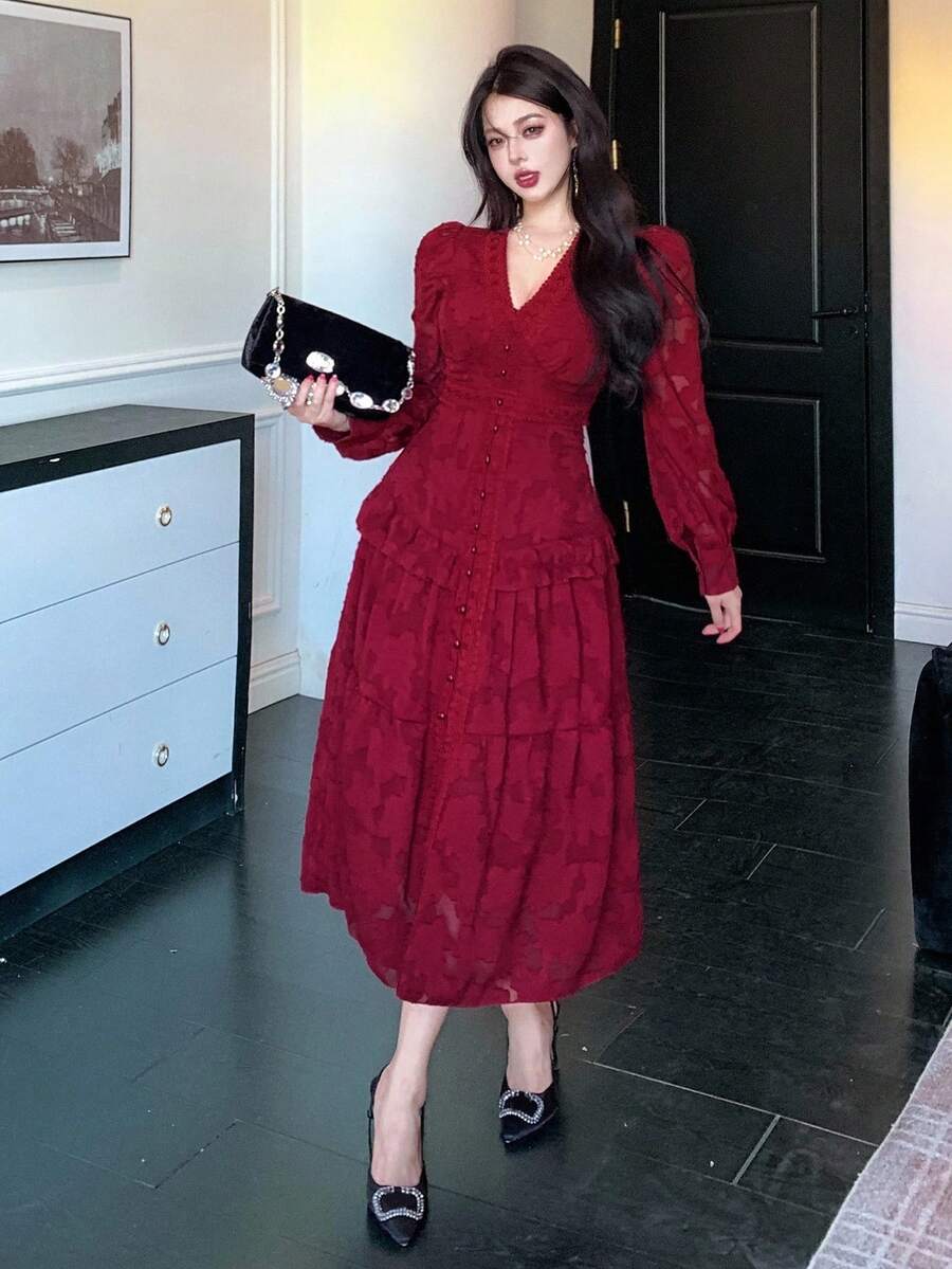 SHEIN فستان أحمر بتصميم دانتيل بكشكشة في الذيل بطول متوسط