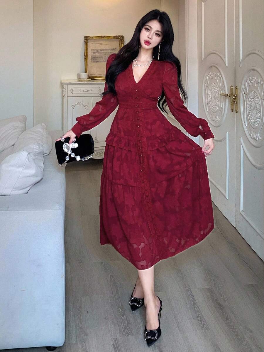 SHEIN فستان أحمر بتصميم دانتيل بكشكشة في الذيل بطول متوسط