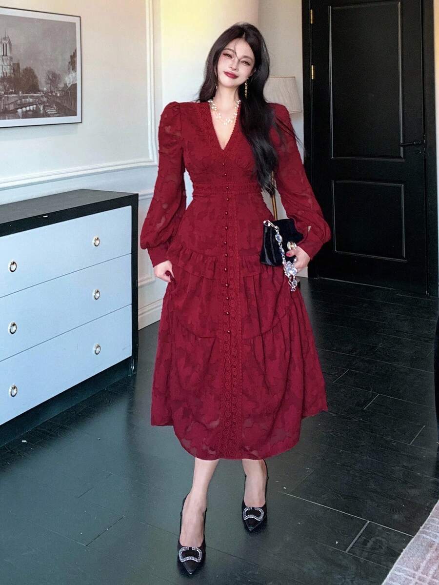 SHEIN فستان أحمر بتصميم دانتيل بكشكشة في الذيل بطول متوسط