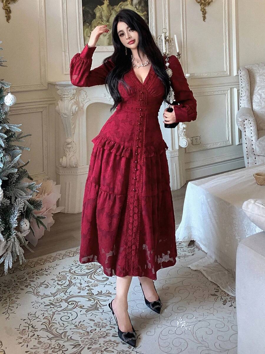 SHEIN فستان أحمر بتصميم دانتيل بكشكشة في الذيل بطول متوسط