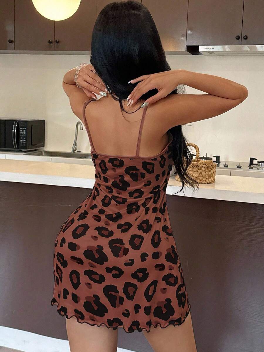 SHEIN فستان نوم قصير مزين بفيونكة ونقشة فهد