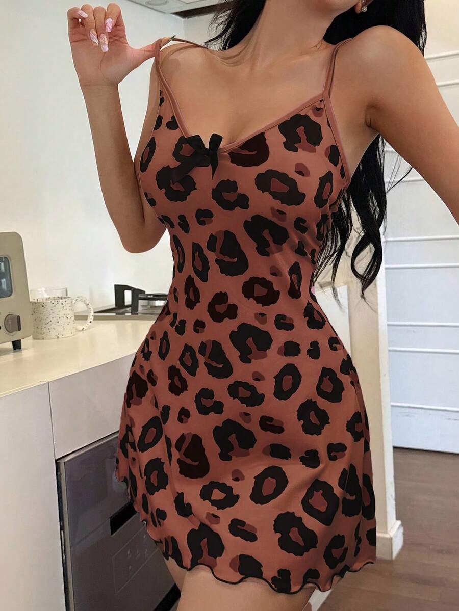 SHEIN فستان نوم قصير مزين بفيونكة ونقشة فهد