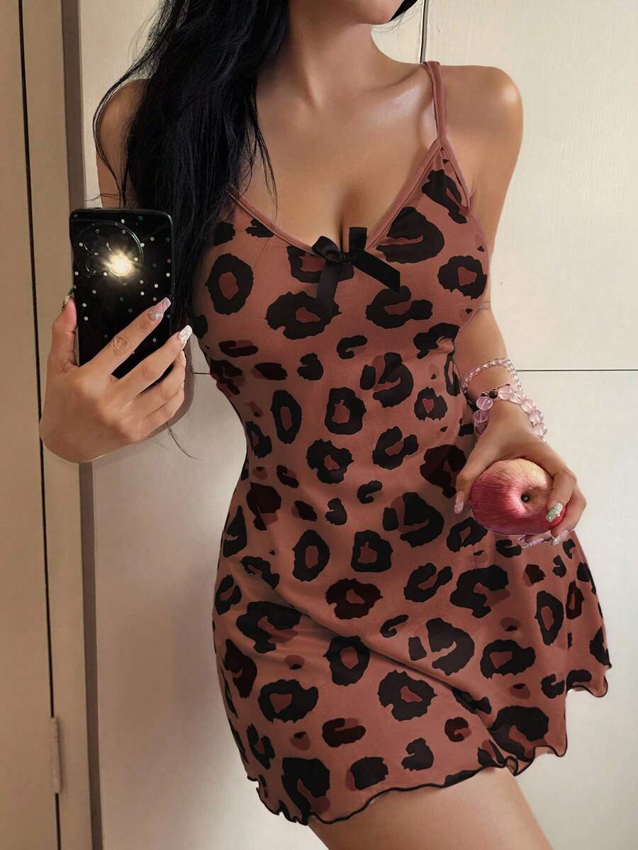 SHEIN فستان نوم قصير مزين بفيونكة ونقشة فهد