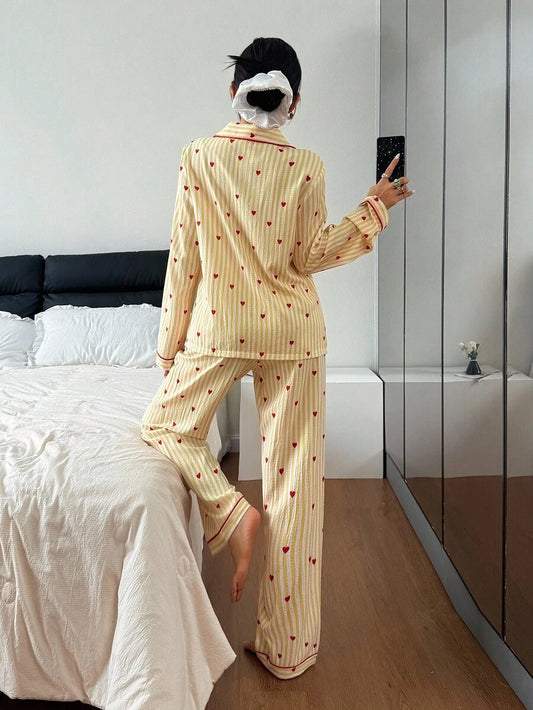 SHEIN طقم بيجامة نسائية طويلة الأكمام بطبعة قلب وخطوط مع بنطلون