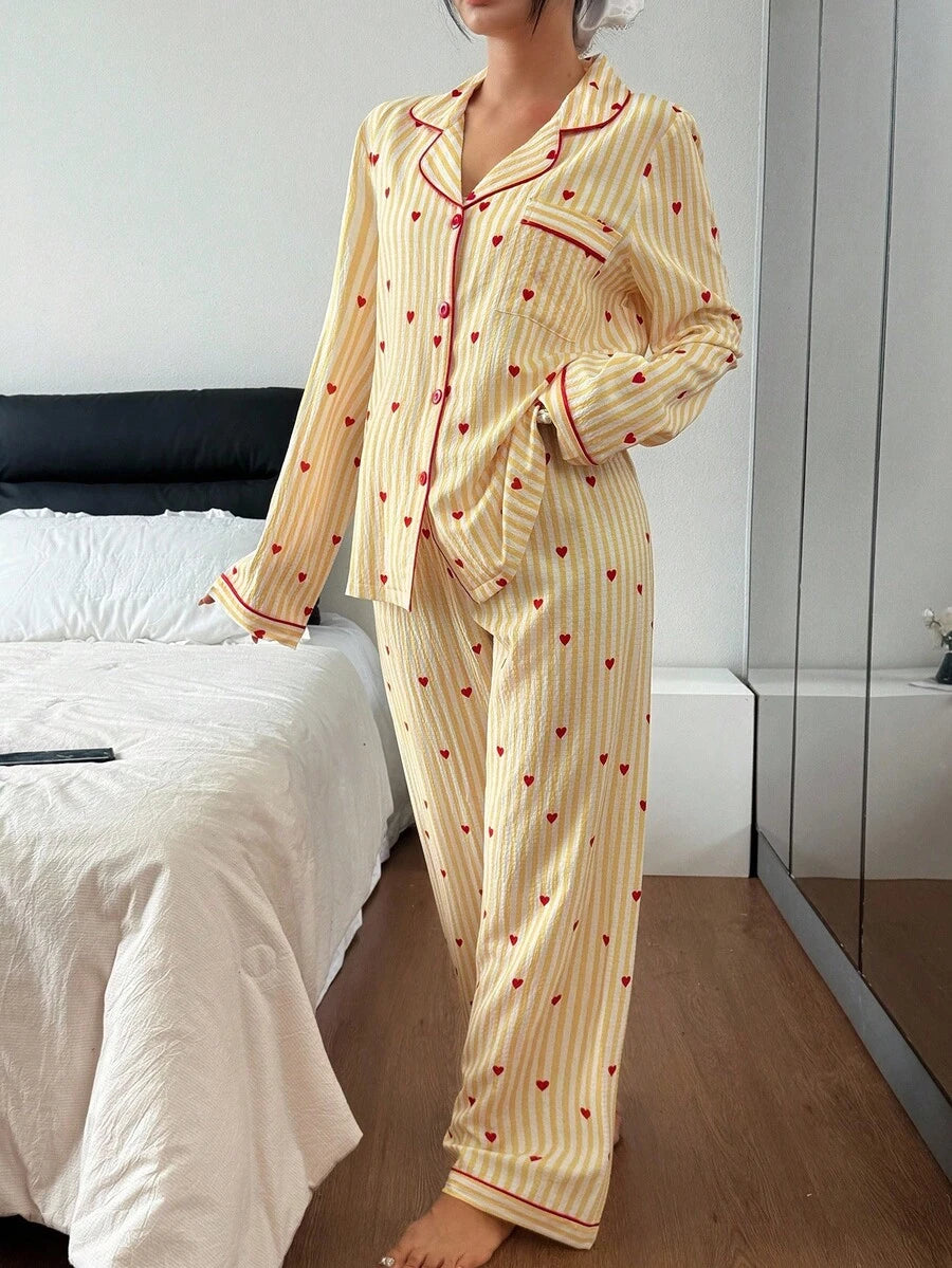 SHEIN طقم بيجامة نسائية طويلة الأكمام بطبعة قلب وخطوط مع بنطلون