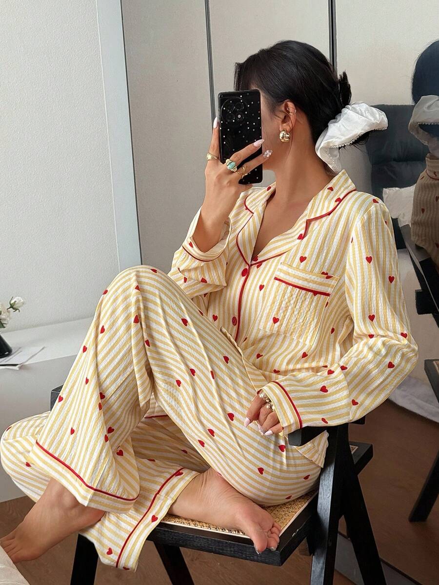 SHEIN طقم بيجامة نسائية طويلة الأكمام بطبعة قلب وخطوط مع بنطلون