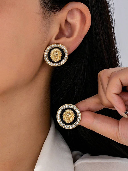 SHEIN زوج أقراط شارة الأسد مطلية بالذهب ومرصعة زركونيا