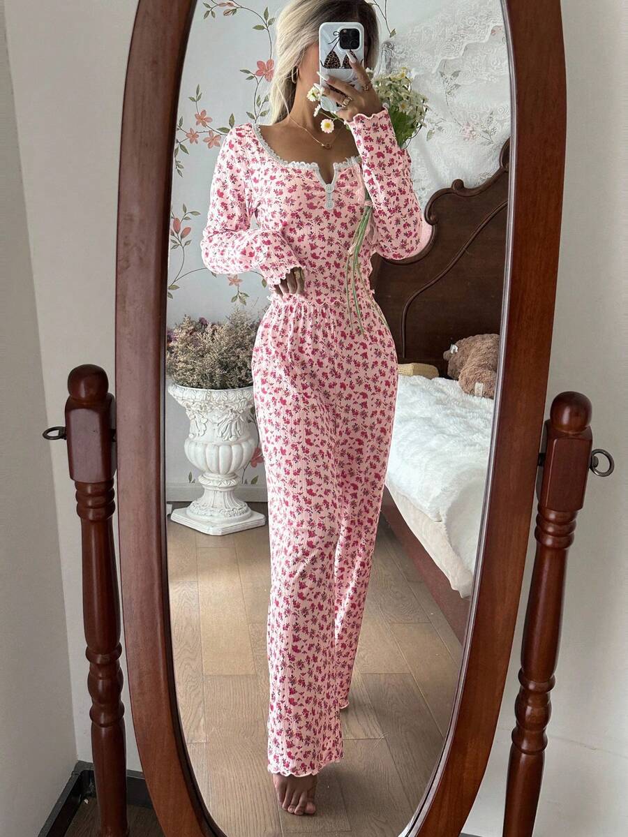 SHEIN CottageSlumber طقم بيجامة وردي بياقه مربعة وأكمام طويلة وبنطلون