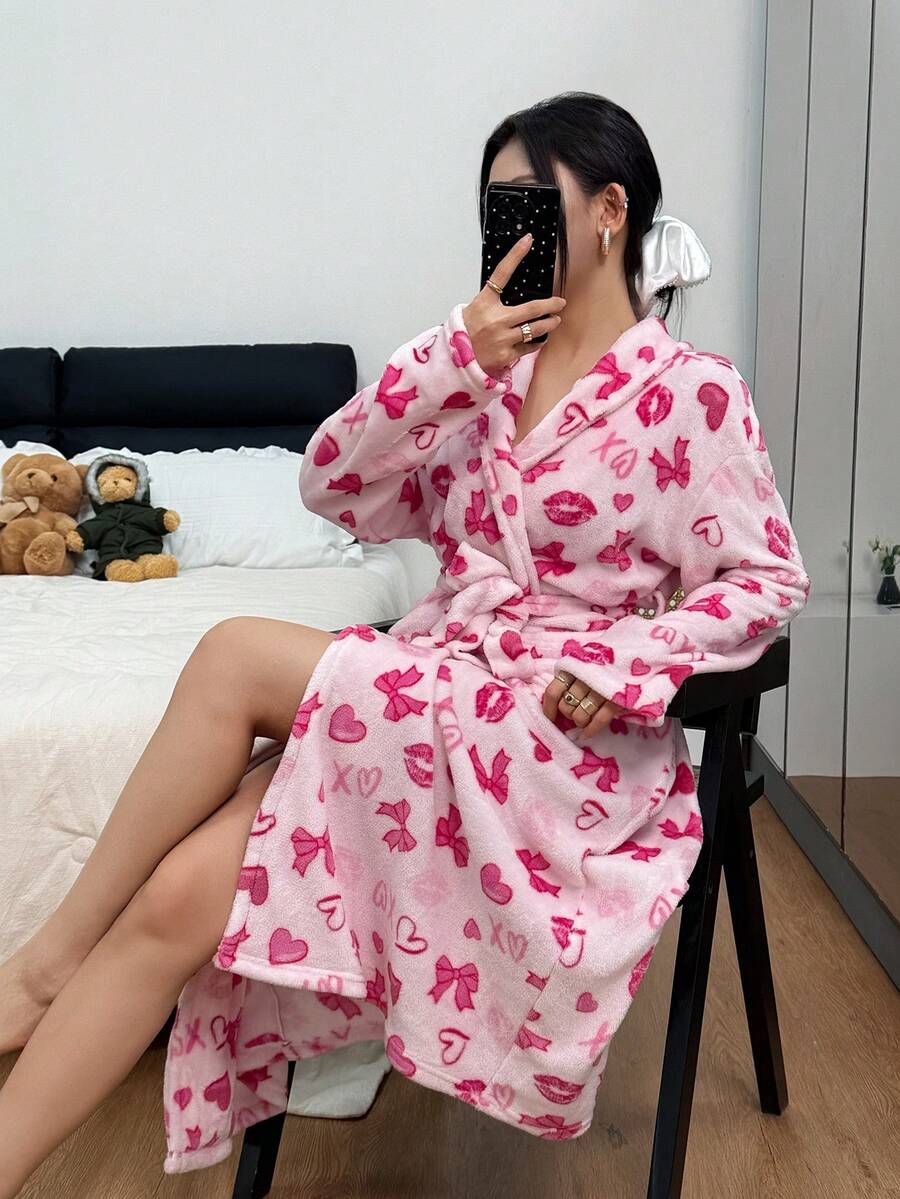 SHEIN رداء نوم طويل وردي مطبوع بالفيونكة والقلب بأكمام طويلة