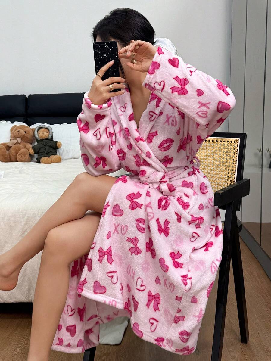 SHEIN رداء نوم طويل وردي مطبوع بالفيونكة والقلب بأكمام طويلة