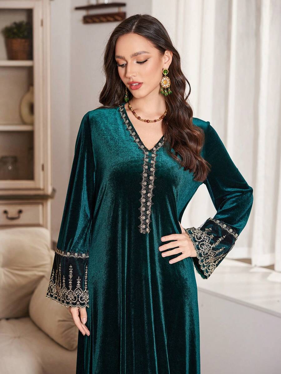 SHEIN Al Najma فستان اخضر مخملي فضفاض بتطريز ذهبي