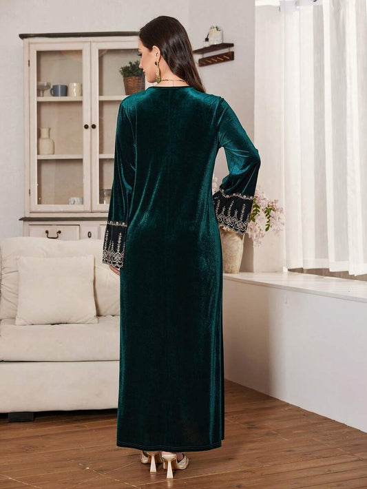 SHEIN Al Najma فستان اخضر مخملي فضفاض بتطريز ذهبي