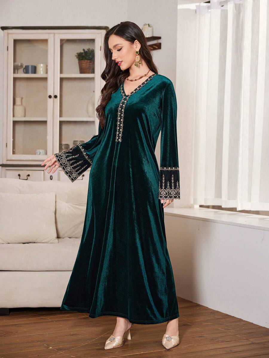 SHEIN Al Najma فستان اخضر مخملي فضفاض بتطريز ذهبي