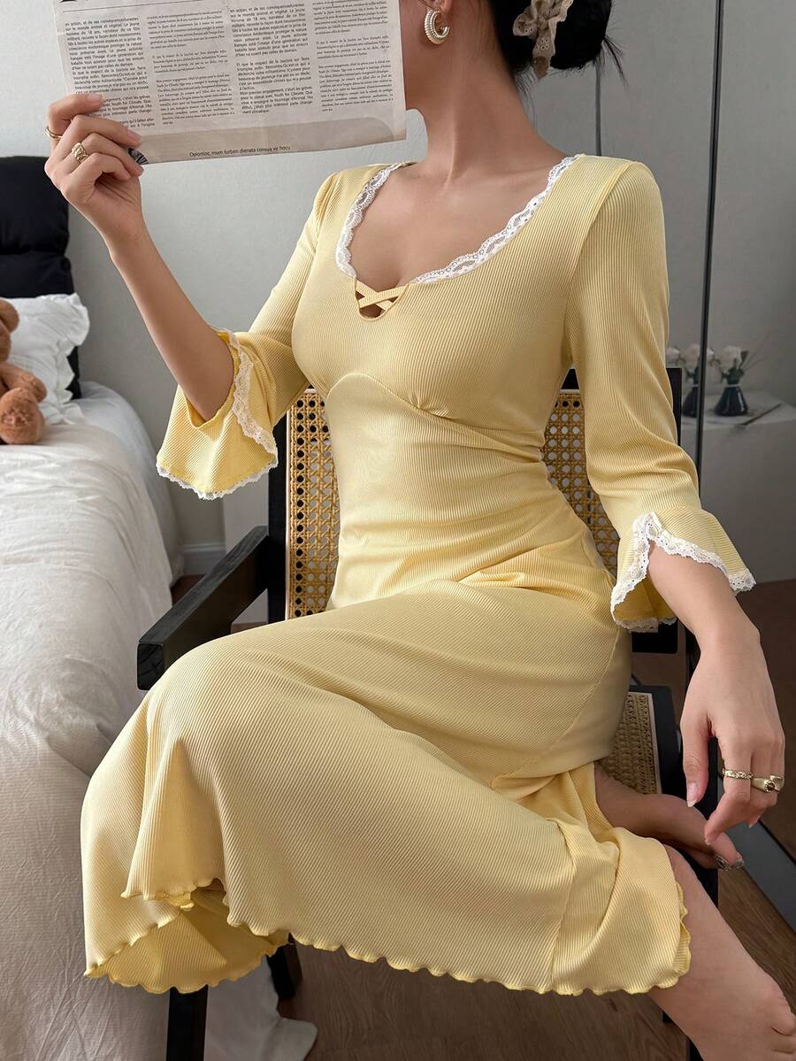 SHEIN Dream Adore فستان نوم أصفر بياقة مربعة بقماش محبوك ودانتيل