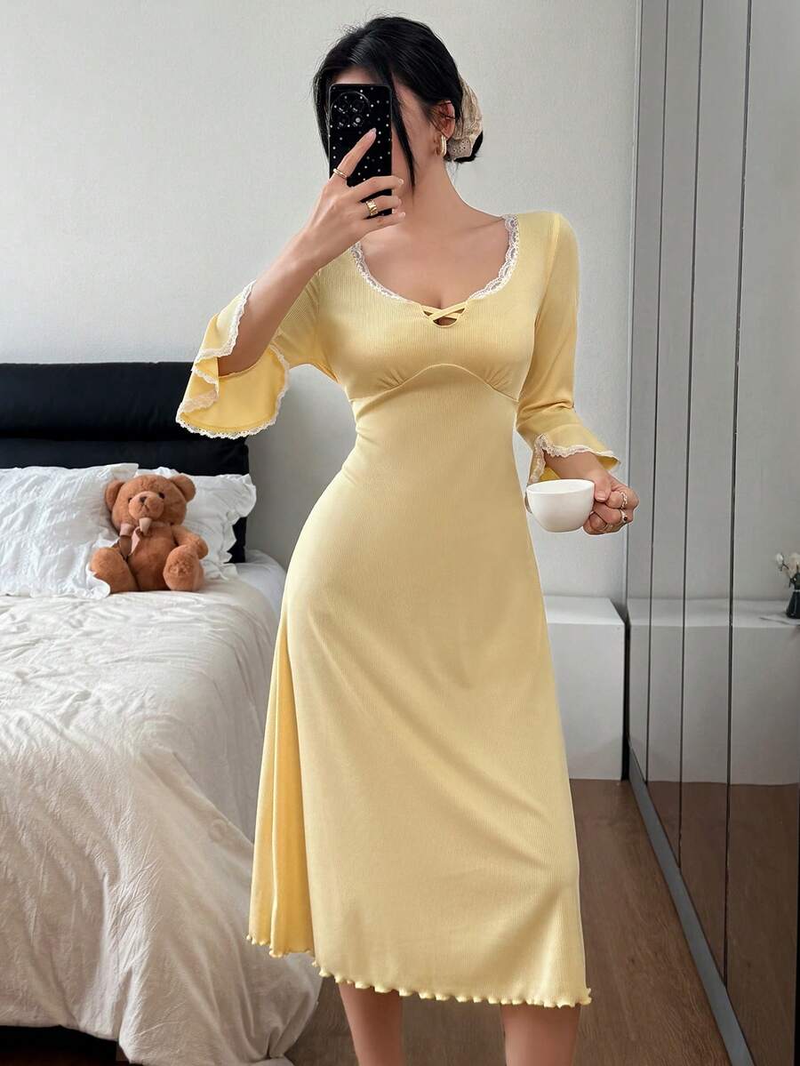 SHEIN Dream Adore فستان نوم أصفر بياقة مربعة بقماش محبوك ودانتيل