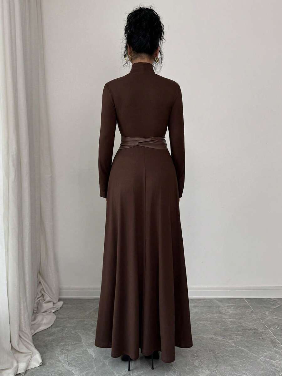 SHEIN Elenzya فستان بني محبوك طويل بياقة نصف عالية وحزام خصر