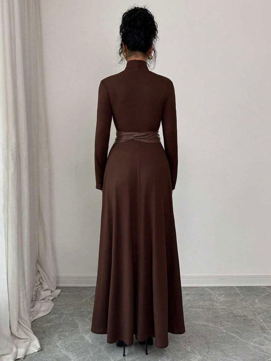 SHEIN Elenzya فستان بني محبوك طويل بياقة نصف عالية وحزام خصر