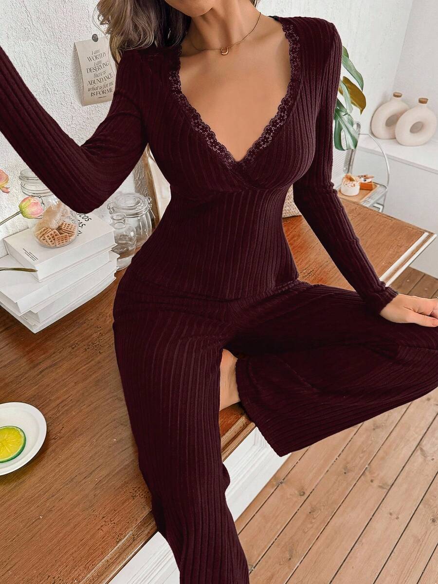 SHEIN Miss Vinta بيجامة قطعتين بلون عنابي بقميص دانتيل وبنطلون مرن