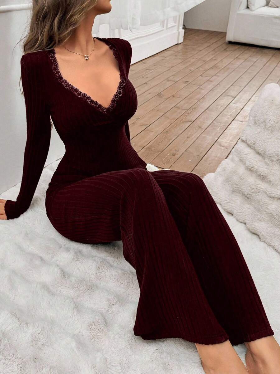 SHEIN Miss Vinta بيجامة قطعتين بلون عنابي بقميص دانتيل وبنطلون مرن