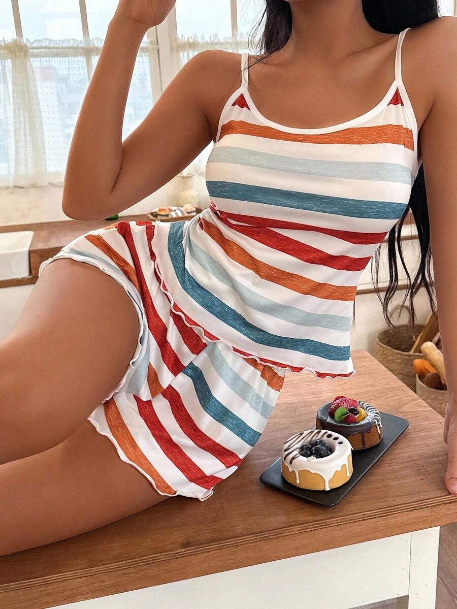 SHEIN طقم بيجامة قطعتين من كامي وشورت كاجوال بطبعة مخططة