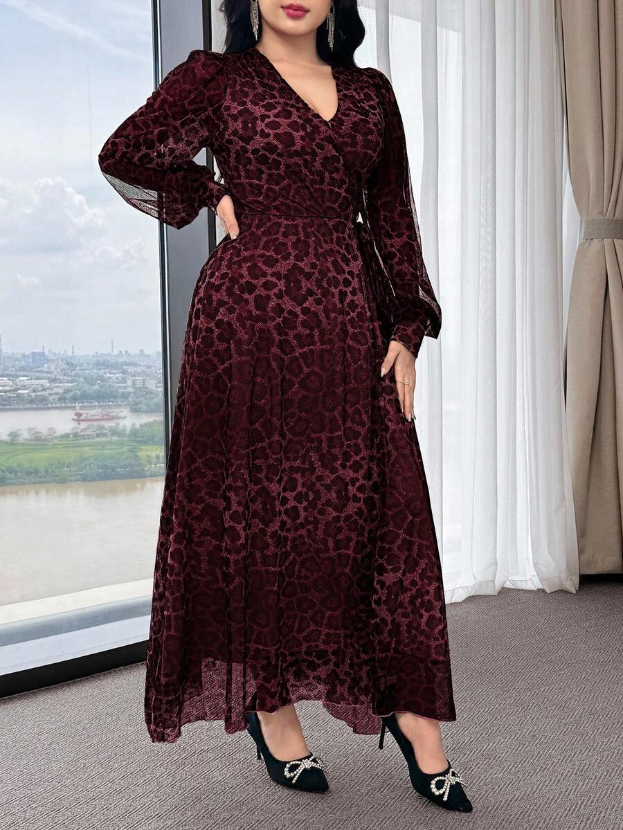 SHEIN Modelyn فستان عنابي بطبعة نمر