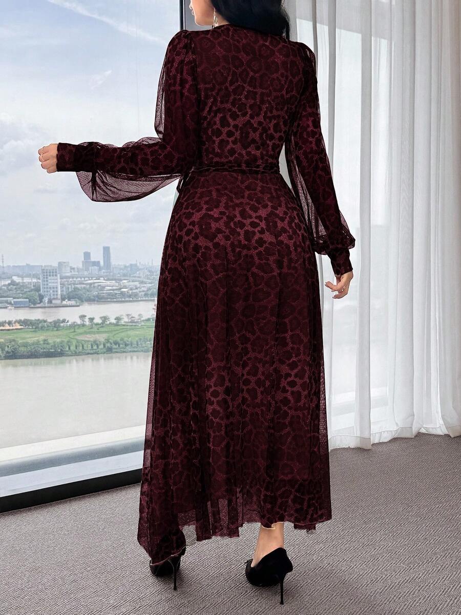 SHEIN Modelyn فستان عنابي بطبعة نمر