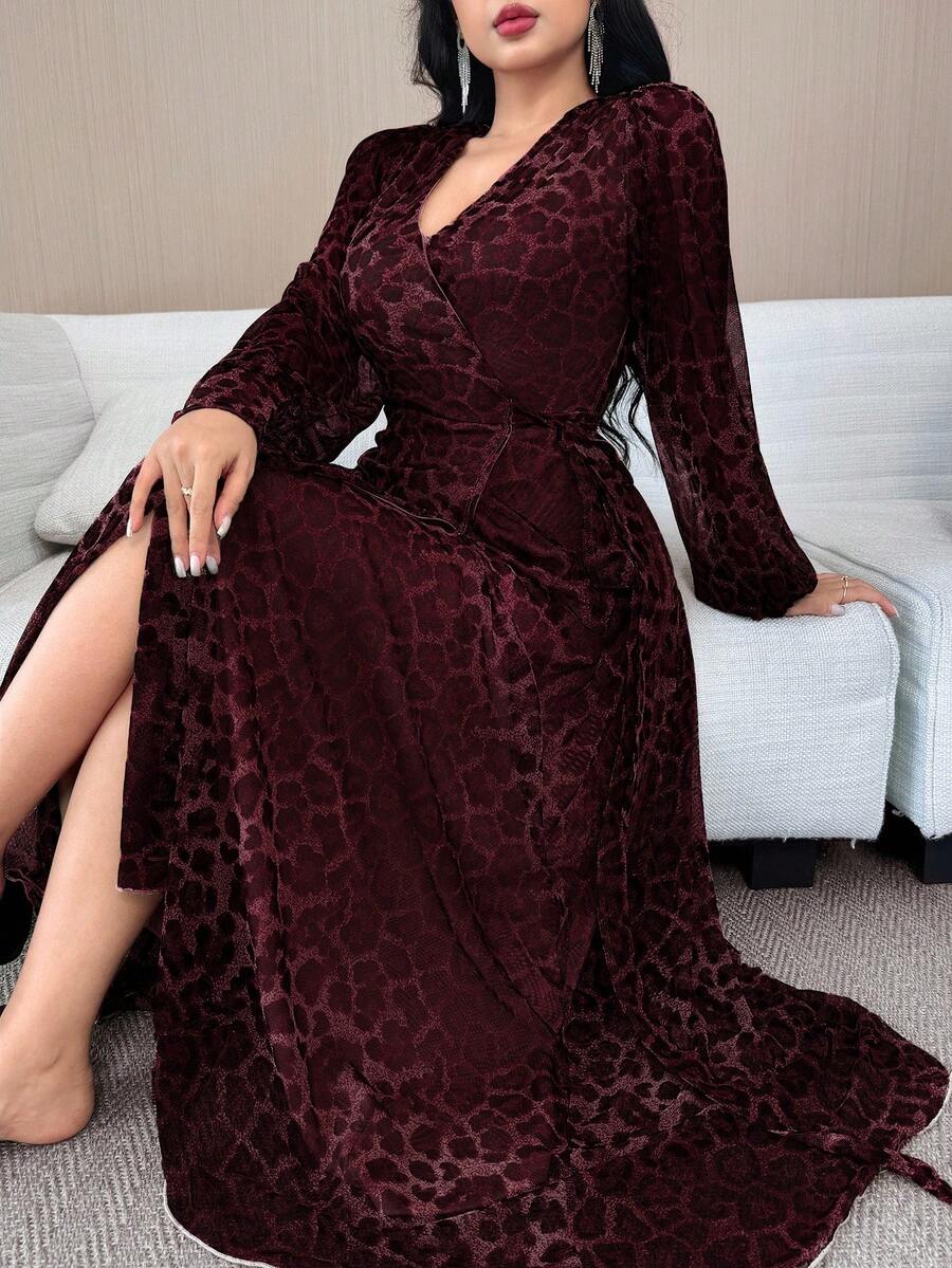 SHEIN Modelyn فستان عنابي بطبعة نمر