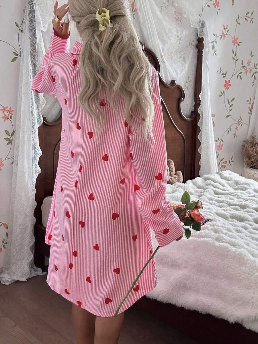 SHEIN CottageSlumber فستان نوم طويل الأكمام مخطط بطبعة قلب وردي