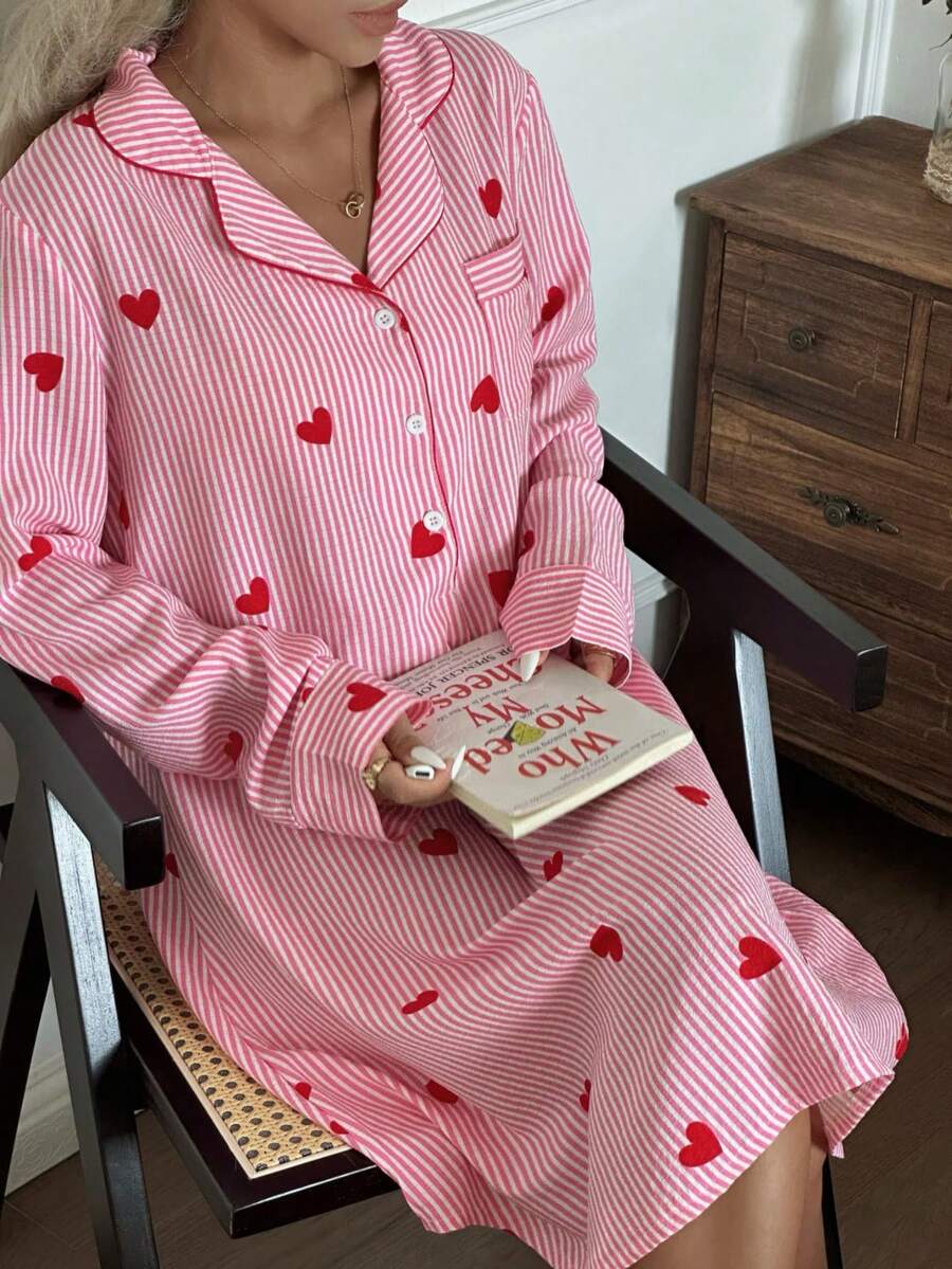 SHEIN CottageSlumber فستان نوم طويل الأكمام مخطط بطبعة قلب وردي