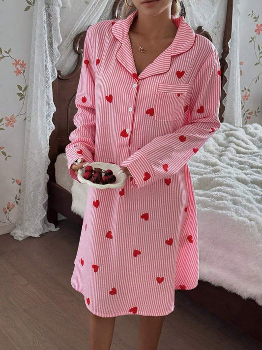 SHEIN CottageSlumber فستان نوم طويل الأكمام مخطط بطبعة قلب وردي