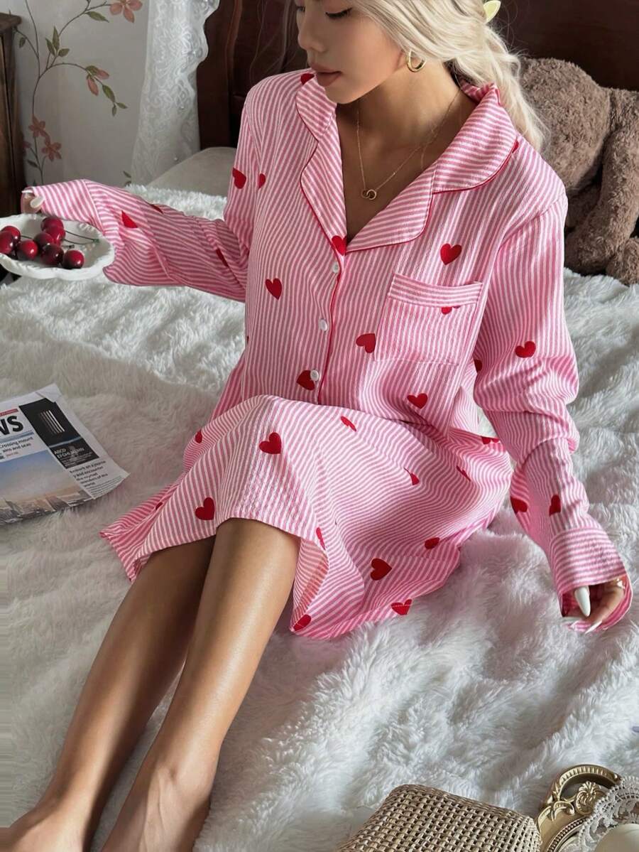 SHEIN CottageSlumber فستان نوم طويل الأكمام مخطط بطبعة قلب وردي