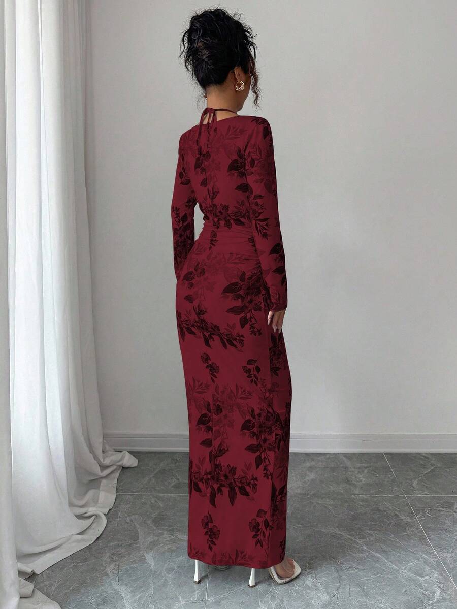 SHEIN Elenzga فستان عنابي ضيق بطبعة زهور وكشكشة على الخصر