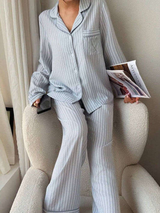 SHEIN Dream Adore طقم بيجامة 2 قطعة بلوزة وبنطلون مخطط بأزرق فاتح وقلب مرقع