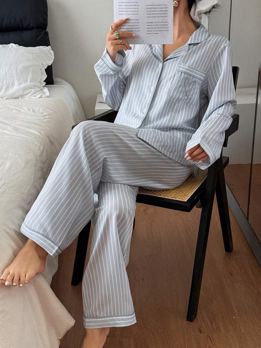 SHEIN Dream Adore طقم بيجامة 2 قطعة بلوزة وبنطلون مخطط بأزرق فاتح وقلب مرقع