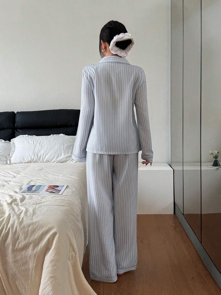 SHEIN Dream Adore طقم بيجامة 2 قطعة بلوزة وبنطلون مخطط بأزرق فاتح وقلب مرقع